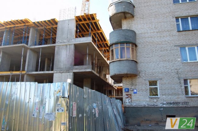 Аби відбити витрачені кошти на укріплення сусіднього будинку, забудовники розширили площу новобудови