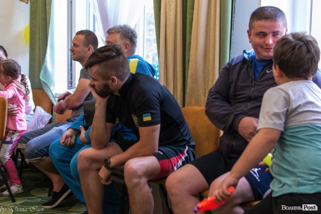 Як на Волині атовців звільняють від болю мистецтвом