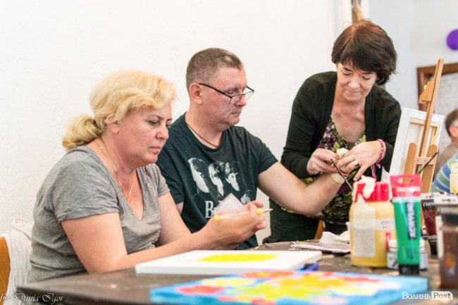 Як на Волині атовців звільняють від болю мистецтвом