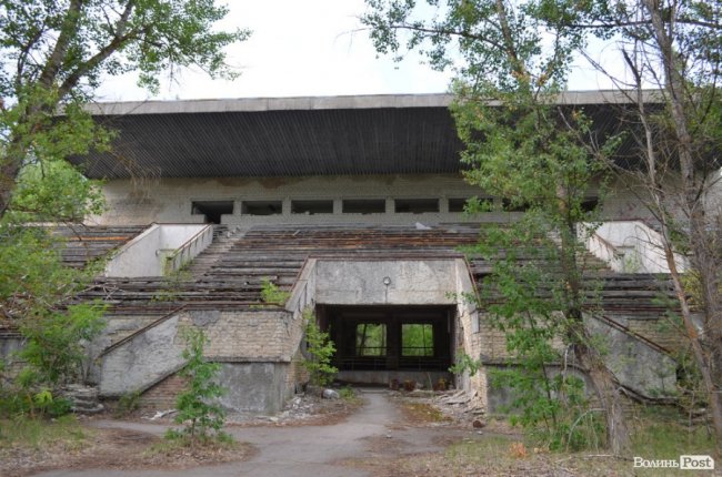 Фанатські трибуни на місцевому стадіоні