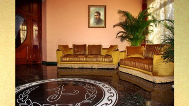 Олексій Левченко назвав готель на честь свого дідуся. Його портрет висів у центрі холу