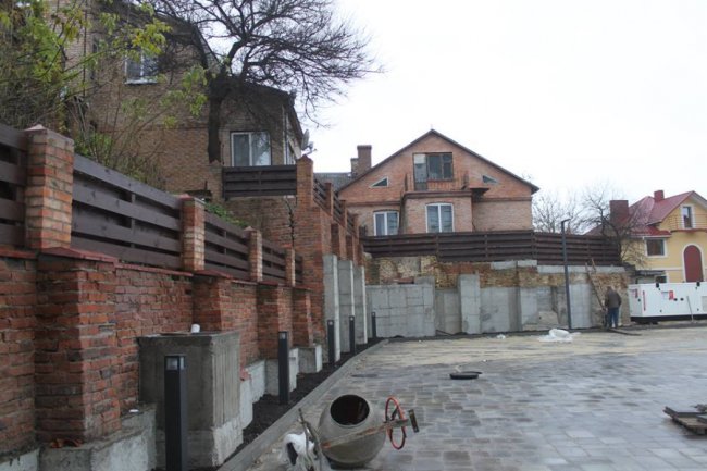  А от територію готелю захистили надійніше