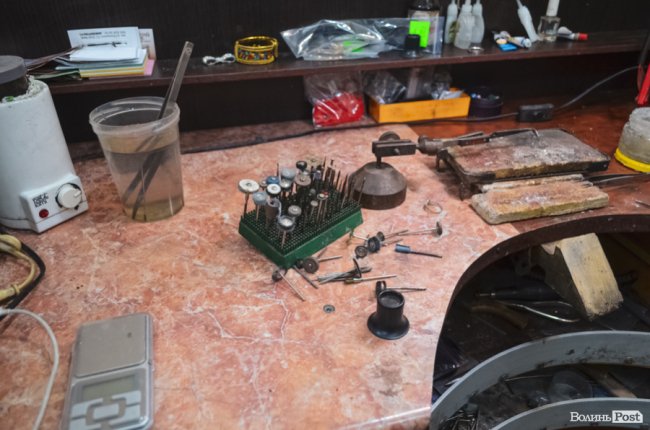 Що означає проба «585» та чому найдорожче «біле» золото – не біле: розмова у майстерні волинського ювеліра. ФОТО 