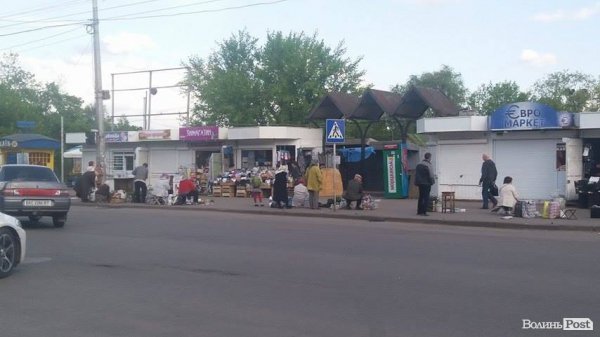 «Такой бриллиант – в таком навозе», або Що думають туристи про сусідство Луцького замку з Центральним ринком