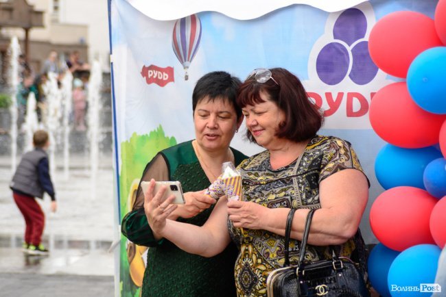 Морозива багато не буває: у Луцьку влаштували грандіозне свято найсмачніших солодощів та найяскравіших емоцій. ФОТО*