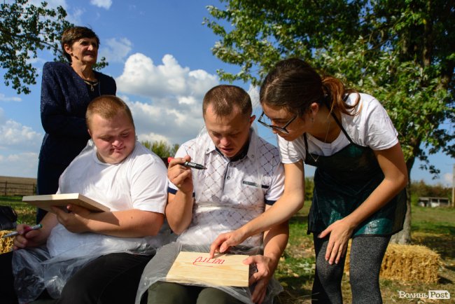 Знайомили з кіньми, катали на кареті і вчили малювати: під Луцьком – яскраве свято для «сонячних» діток. ФОТОРЕПОРТАЖ 