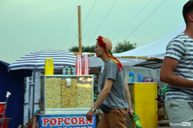 Єдиний вінок на весь фестиваль. Та й той на лисині