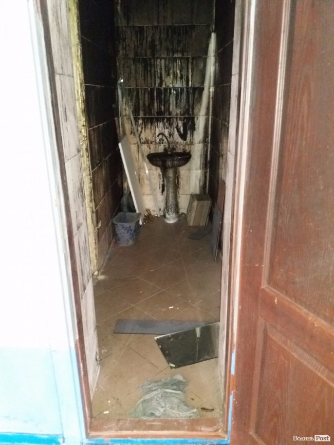 По обидві сторони - двері у такі ж обгорілі кімнати