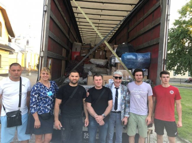 Турал Намазов та Олександр Кучеренко з іншими волонтерами