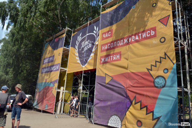 Головний вхід на Файне місто