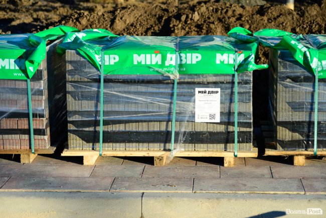 За технологією, перед укладанням бруківка повинна провести 28 днів на піддонах, аби набратися міцності. До того часу працювати із нею не можна.