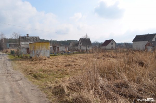 На Волині у чоловіка хитрістю відібрали дачу