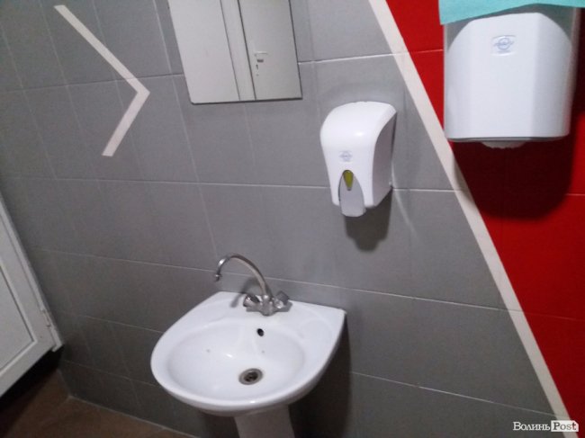 Єдиний умивальник для чоловіків