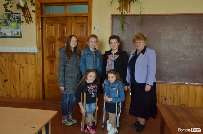 Мріють стати кравчинями і побачити гори: зворушлива історія «кришталевих» близнят з Волині 