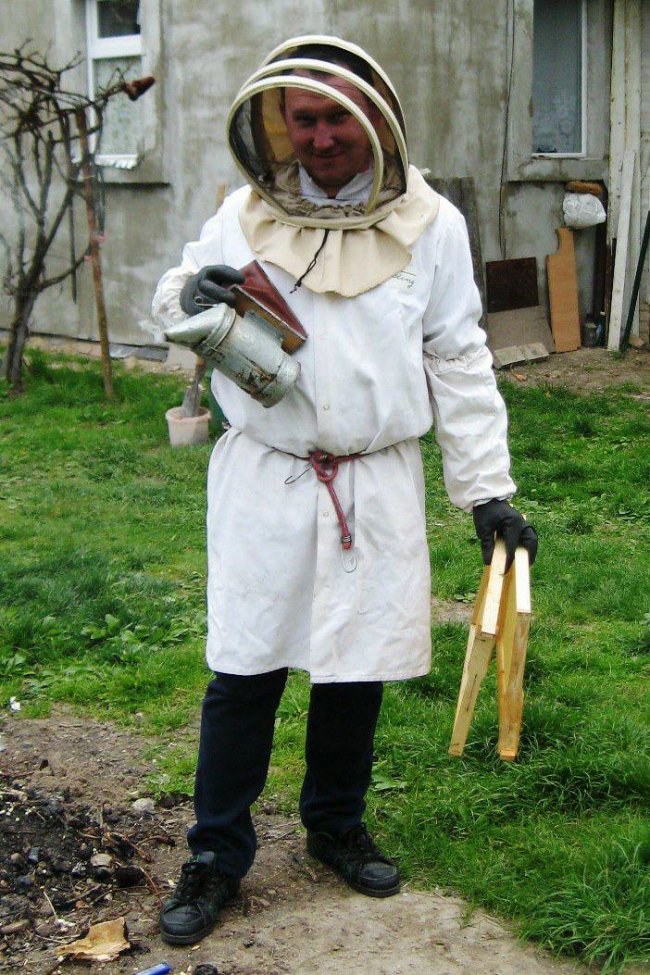 Від будівельника до «ювеліра» поглядів: лучанин вісім років нарощує жінкам вії