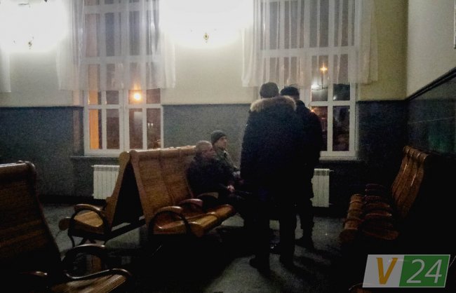 Усередині луцького вокзалу щось не поділили два товариша: колишній міліціонер і дивний ''атошник''