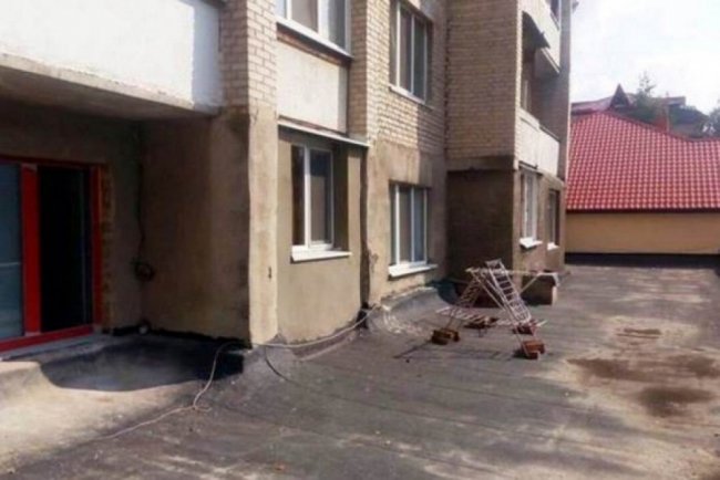 Цією світлиною на офіційній сторінці Центру хірургії ока у Фейсбуці демонстрували порушення (добудовані лоджії), через які, на їхню думку, насправді пішли тріщини в стінах