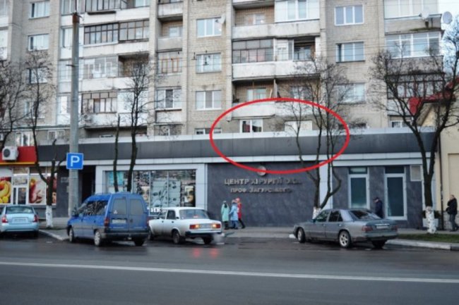 Люди пояснюють: це – навіть не лоджії, а замурований у півцеглини простір під балконами верхніх поверхів