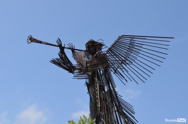 Скульпутра ангела, що трубить про небезпеку