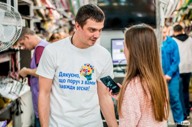 Фотопроект, вдячність «без слів» і «корпоративні» тюльпани: на луцькому «Кромберзі» креативно зустріли весну. ФОТО*