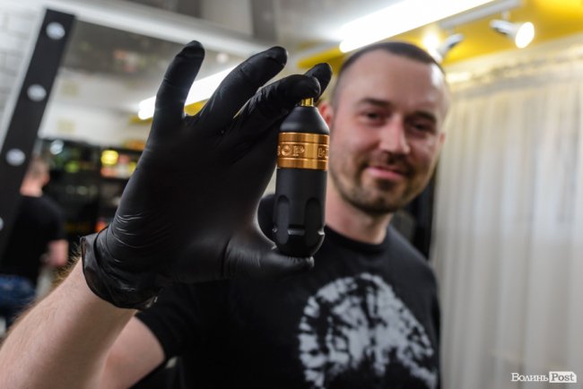 Це не та професія, де можна гребти гроші лопатою: тату-майстер з Луцька – про тонкощі роботи на тілах