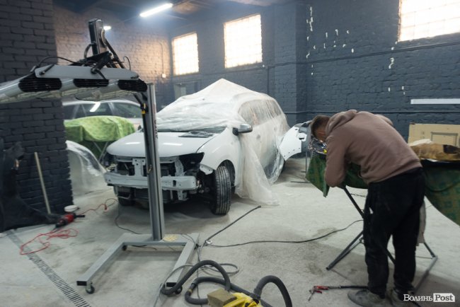 У Луцьку відкрили професійний малярний цех, де якісно фарбують автомобілі*