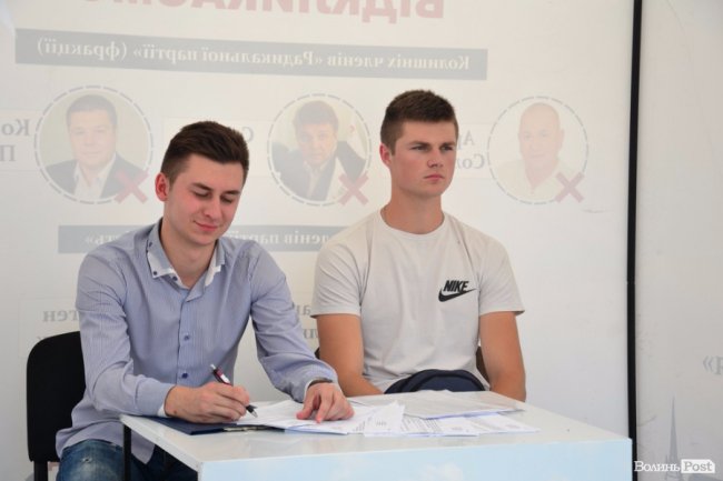 «Не за них на Майдані стояла»: як у Луцьку збирають підписи проти депутатів-«відкликанців»