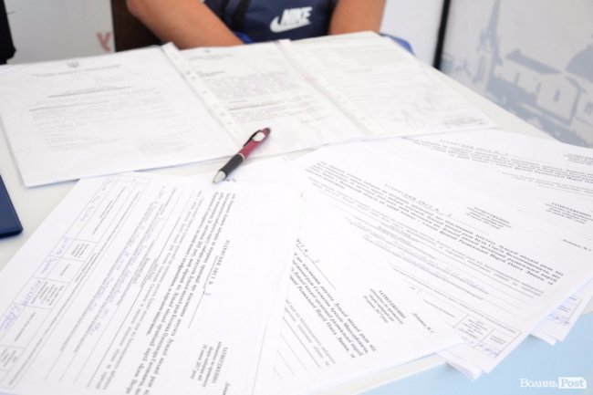 «Не за них на Майдані стояла»: як у Луцьку збирають підписи проти депутатів-«відкликанців»