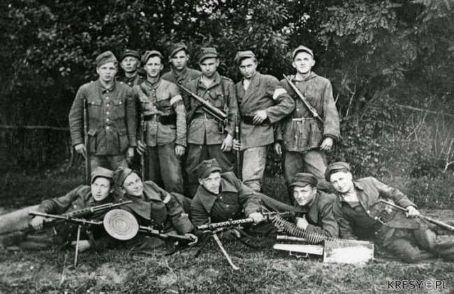  Вояки 27 дивiзiії АК з рiзноманiтним озброeнням