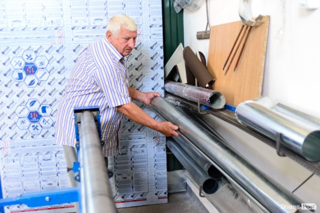 «Обрав би цей шлях знов»: чоловік 50 років працює бляхарем на «Житлобуді-2»