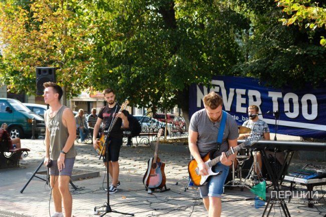 Луцьк і вуличні музиканти: як у місті юні таланти заробляють на мрію 