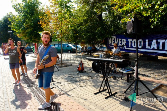 Луцьк і вуличні музиканти: як у місті юні таланти заробляють на мрію 