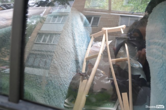 Георгій Назарчук пересувається на милицях