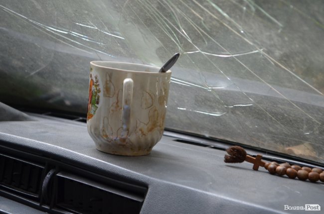 Сусіди приносять чоловікові поїсти та каву