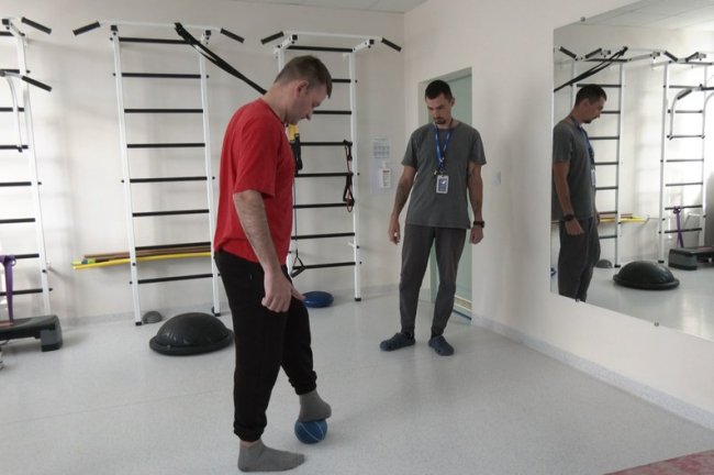 «У перші дні було важко»: поранений воїн проходить реабілітацію в Луцьку