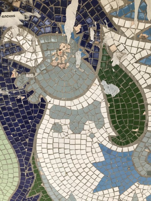 Адвокат з Луцька подорожує на велосипеді у пошуках унікальних автобусних зупинок. ФОТО