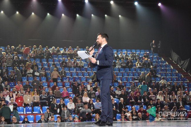 Ведучий Тимур Мірошниченко розігрівав публіку перекличкою