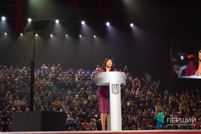 Акторка Ірма Вітовська приїхала на форум просто зі зйомок, не знімаючи темної перуки