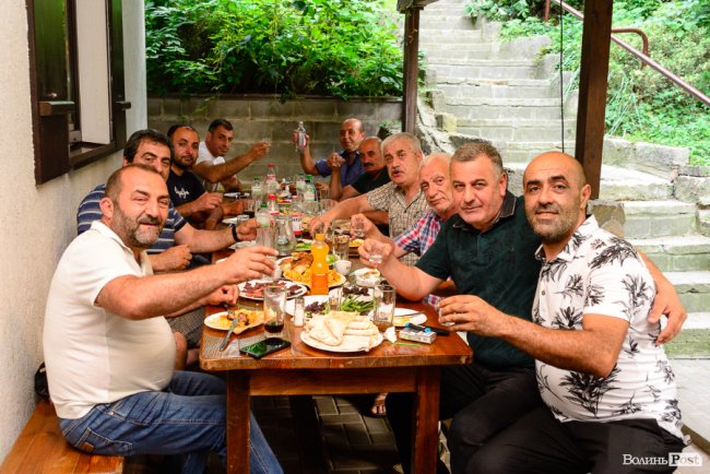 Смачна їжа у неймовірному місці: у Луцьку відкрили екокафе вірменської кухні* 