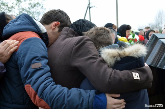 Плакав і старий, і малий: поховали голову Шацької громади