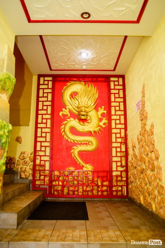 Місце, де живе Китай: як у Луцьку майже два десятки років успішно працює ресторан «Золотий дракон». ФОТО*