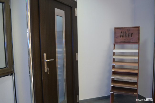 Вперше у Луцьку: вікна WINTERA  зламуватимуть і трощитимуть «грабіжники». ФОТО*