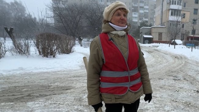 «Як летить – ховаємося, а так працюємо». Про роботу двірників у Луцьку