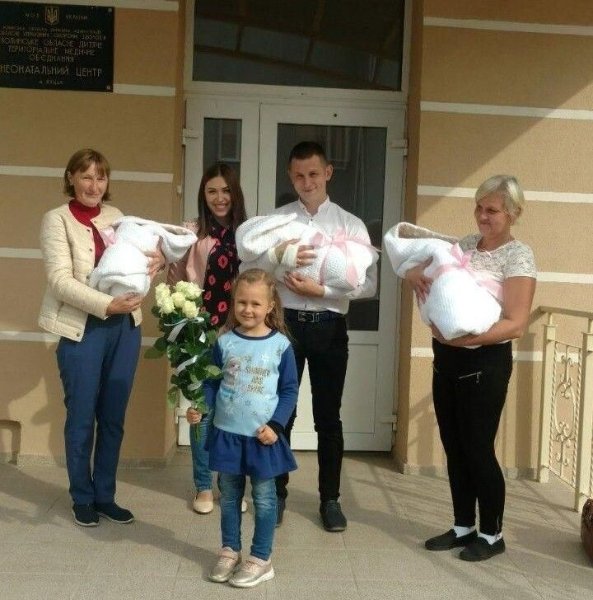 Плачуть хором і їсти просять всі разом: історія трійні, що народилася на Волині торік