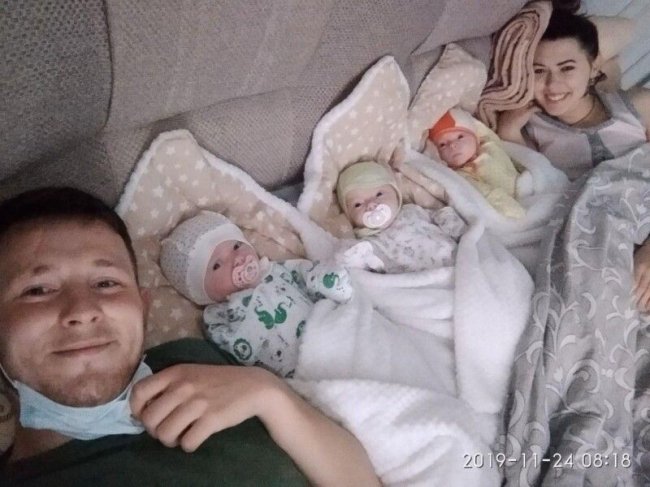 Плачуть хором і їсти просять всі разом: історія трійні, що народилася на Волині торік