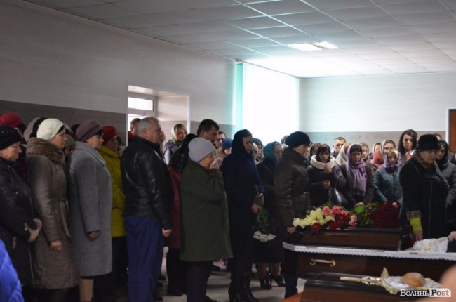 Плакав і старий, і малий: поховали голову Шацької громади