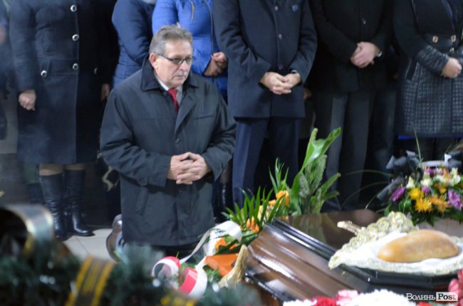 Плакав і старий, і малий: поховали голову Шацької громади