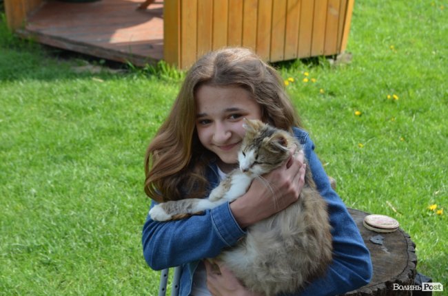 Мріють стати кравчинями і побачити гори: зворушлива історія «кришталевих» близнят з Волині 