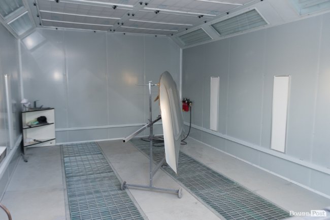 У Луцьку відкрили професійний малярний цех, де якісно фарбують автомобілі*