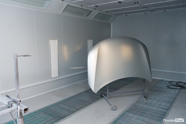 У Луцьку відкрили професійний малярний цех, де якісно фарбують автомобілі*